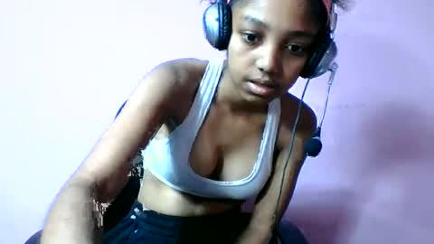 Snapshot of francia333068 chatting on June 13, 8:01 am francia333068 online show from June 13, 8:01 am