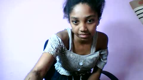 Snapshot of francia333068 chatting on June 13, 8:07 pm francia333068 online show from June 13, 8:07 pm
