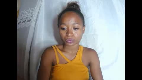 Snapshot of francine925426 chatting on December 3, 6:32 am francine925426 online show from December 3, 6:32 am