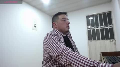 Snapshot of francoisroy chatting on April 25, 1:08 am Juan online show from April 25, 1:08 am
