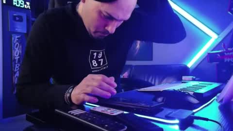 frankievw9 online show from September 17, 5:09 am