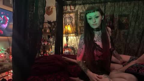 Snapshot of frecklefacefreak chatting on December 14, 9:52 pm Bambi online show from December 14, 9:52 pm