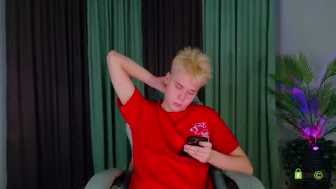 Snapshot of fred_cute chatting on March 18, 5:38 pm Fred online show from March 18, 5:38 pm