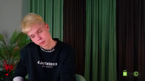 Snapshot of fred_cute chatting on March 23, 4:44 pm Fred online show from March 23, 4:44 pm