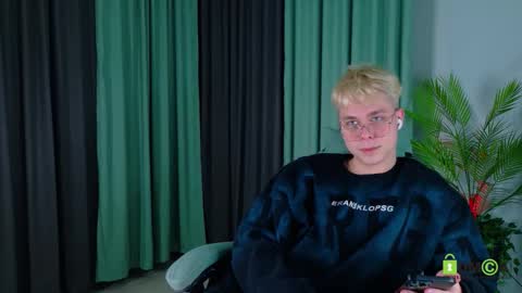 Snapshot of fred_cute chatting on March 24, 8:14 pm Fred online show from March 24, 8:14 pm