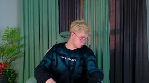 Snapshot of fred_cute chatting on March 25, 12:22 pm Fred online show from March 25, 12:22 pm