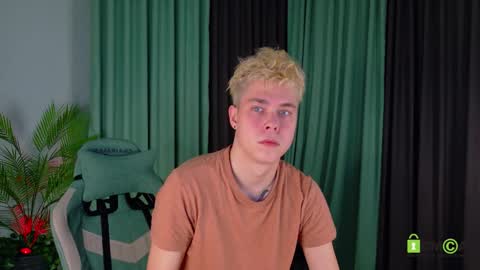 Snapshot of fred_cute chatting on March 26, 8:03 pm Fred online show from March 26, 8:03 pm