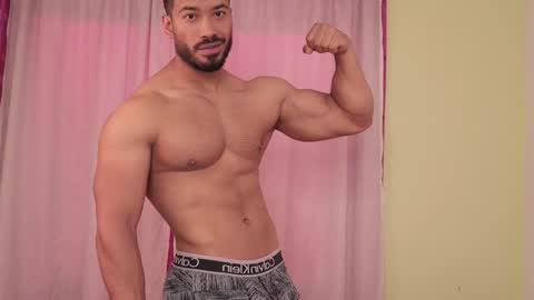 Snapshot of freddsexxx chatting on February 19, 12:23 pm FredSeXXX online show from February 19, 12:23 pm