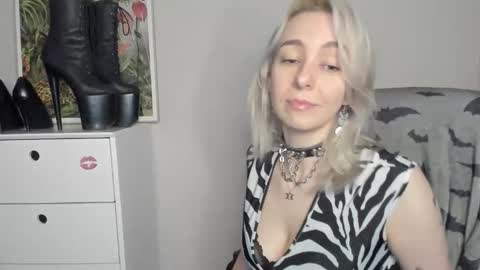 Snapshot of freeanne chatting on June 10, 7:07 am Anne online show from June 10, 7:07 am