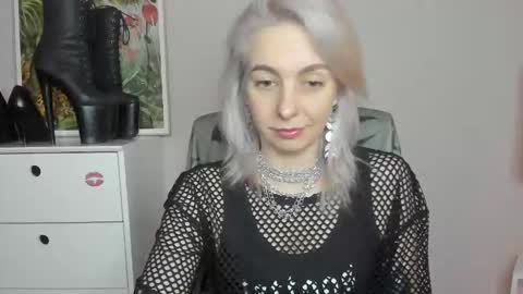 Snapshot of freeanne chatting on June 11, 7:17 am Anne online show from June 11, 7:17 am