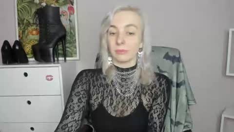 Snapshot of freeanne chatting on June 15, 6:26 am Anne online show from June 15, 6:26 am