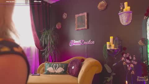 Louise or Lou 3 online show from March 26, 11:38 am