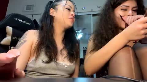 Snapshot of freshfaceddbrat chatting on December 7, 8:44 am Gigi online show from December 7, 8:44 am