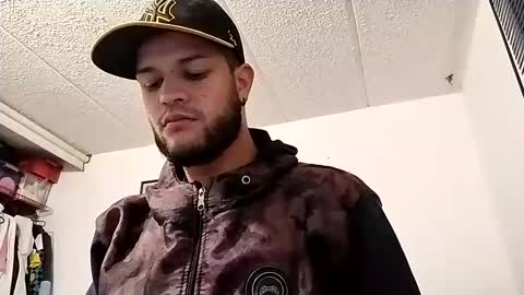 Snapshot of frey_dominik18 chatting on December 25, 3:29 am Dominik online show from December 25, 3:29 am