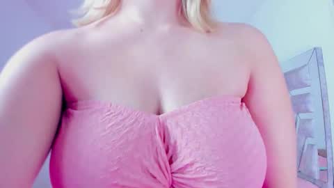 Snapshot of freydis18 chatting on February 22, 1:51 am aura online show from February 22, 1:51 am