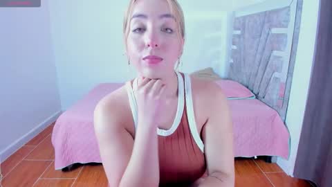 Snapshot of freydis18 chatting on February 25, 5:06 am aura online show from February 25, 5:06 am