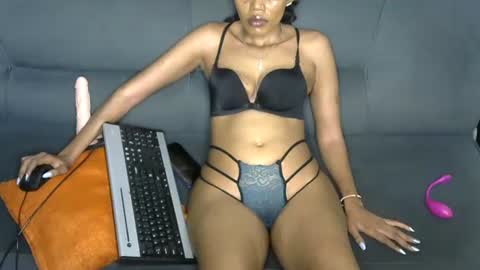 Snapshot of frianebony chatting on November 23, 7:13 pm Frian online show from November 23, 7:13 pm