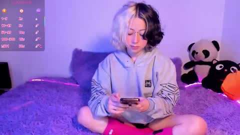 frida_lassi_ online show from September 14, 9:58 pm