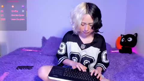 frida_lassi_ online show from September 18, 7:05 pm