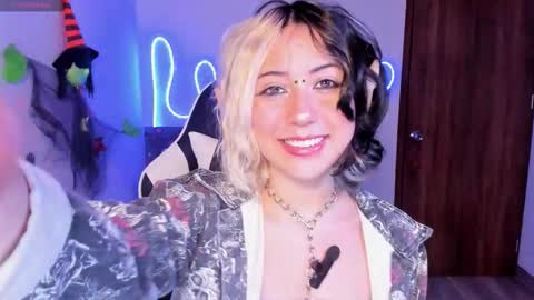 frida_lassi_ online show from October 27, 12:42 pm