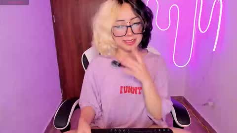 frida_lassi_ online show from November 13, 8:52 pm