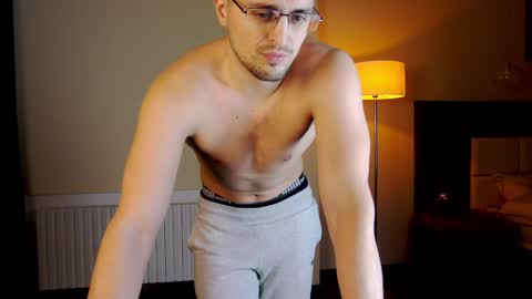 Snapshot of friend123211 chatting on February 1, 4:35 am Viktor online show from February 1, 4:35 am