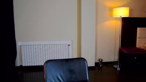 Snapshot of friend123211 chatting on February 16, 8:21 am Viktor online show from February 16, 8:21 am