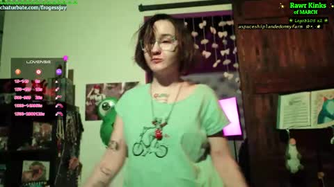 Snapshot of frogessjay chatting on March 9, 8:02 pm Jaywise Frogfoot online show from March 9, 8:02 pm