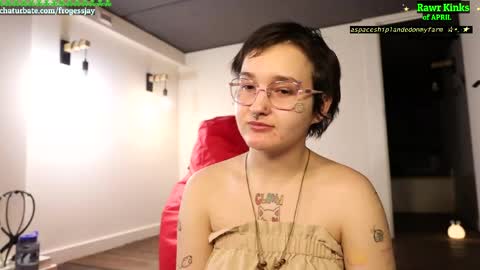 Snapshot of frogessjay chatting on April 3, 5:44 pm Jaywise Frogfoot online show from April 3, 5:44 pm