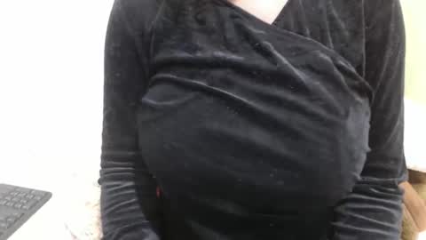 Snapshot of fruity28 chatting on October 30, 9:00 am fruity28 online show from October 30, 9:00 am