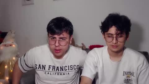 Snapshot of fuck_blow chatting on November 15, 12:30 am uwu online show from November 15, 12:30 am