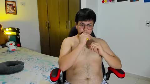 Snapshot of fuck_blow chatting on December 20, 11:12 pm uwu online show from December 20, 11:12 pm