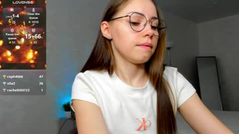 Snapshot of fun__nd__bun chatting on May 9, 1:33 am fun__nd__bun online show from May 9, 1:33 am