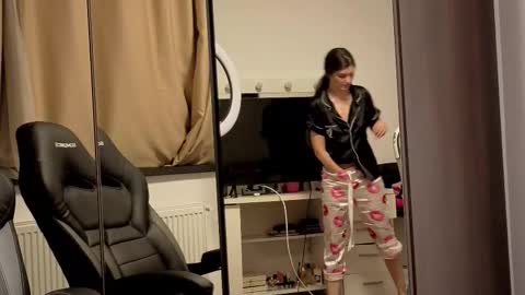 Elona  online show from February 5, 5:39 pm