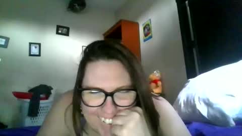 Snapshot of fuzzypeaches87 chatting on April 3, 4:16 pm fuzzypeaches87 online show from April 3, 4:16 pm