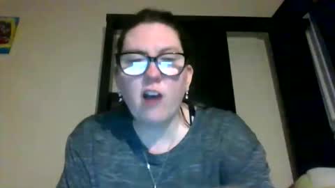 Snapshot of fuzzypeaches87 chatting on April 6, 4:10 am fuzzypeaches87 online show from April 6, 4:10 am
