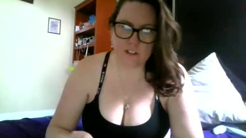 Snapshot of fuzzypeaches87 chatting on April 12, 9:09 pm fuzzypeaches87 online show from April 12, 9:09 pm