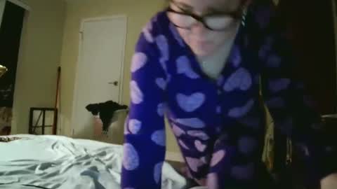 Snapshot of fuzzypeaches87 chatting on April 21, 2:51 am fuzzypeaches87 online show from April 21, 2:51 am