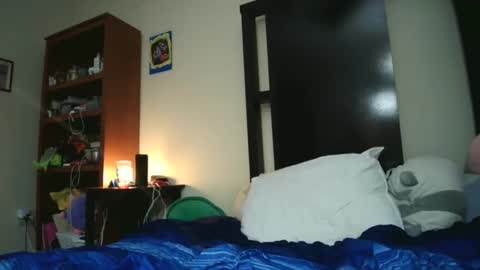 Snapshot of fuzzypeaches87 chatting on April 27, 4:10 am fuzzypeaches87 online show from April 27, 4:10 am