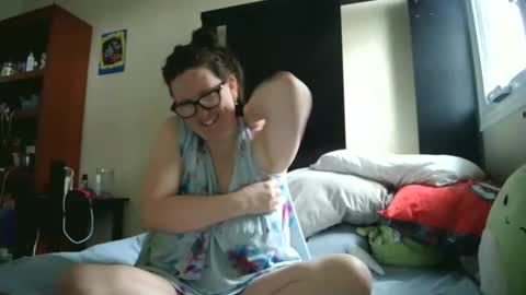 Snapshot of fuzzypeaches87 chatting on April 29, 4:22 pm fuzzypeaches87 online show from April 29, 4:22 pm