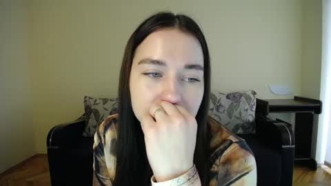 Snapshot of gabby_di chatting on December 3, 9:33 am Jaklin online show from December 3, 9:33 am