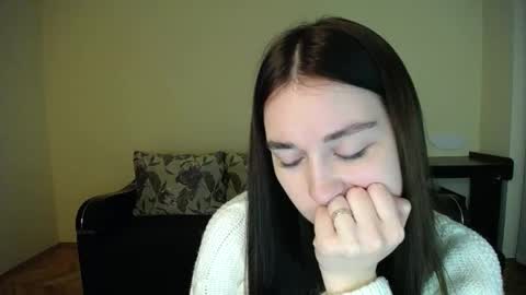 Snapshot of gabby_di chatting on December 6, 3:22 pm Jaklin online show from December 6, 3:22 pm