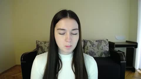 Snapshot of gabby_di chatting on December 7, 12:45 pm Jaklin online show from December 7, 12:45 pm