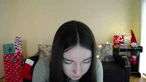 Snapshot of gabby_di chatting on December 16, 9:03 am Jaklin online show from December 16, 9:03 am
