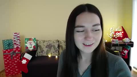 Snapshot of gabby_di chatting on December 18, 9:04 am Jaklin online show from December 18, 9:04 am