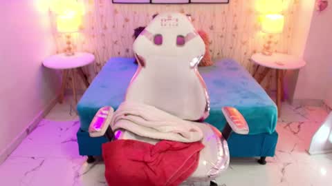 Snapshot of gabby_evanns chatting on March 8, 3:13 pm gabby_evanns online show from March 8, 3:13 pm