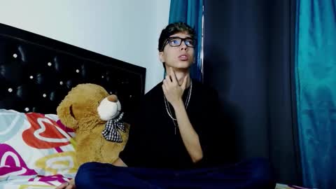 gabriel_x18 online show from February 9, 12:42 pm