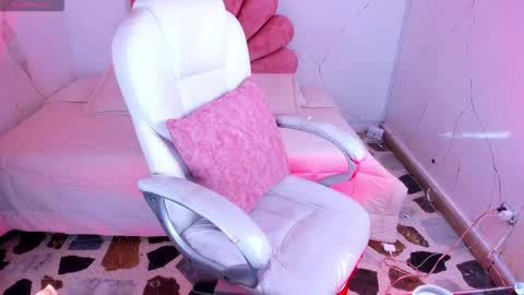 Snapshot of gabyowenss_ chatting on March 15, 9:54 pm Gaby Owens online show from March 15, 9:54 pm