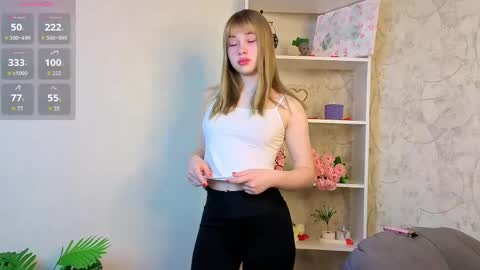 Snapshot of garden_flower chatting on April 14, 4:46 pm Violla online show from April 14, 4:46 pm