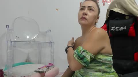 Snapshot of gatitasexy_hot_wet4u chatting on September 30, 1:43 am Mfe online show from September 30, 1:43 am